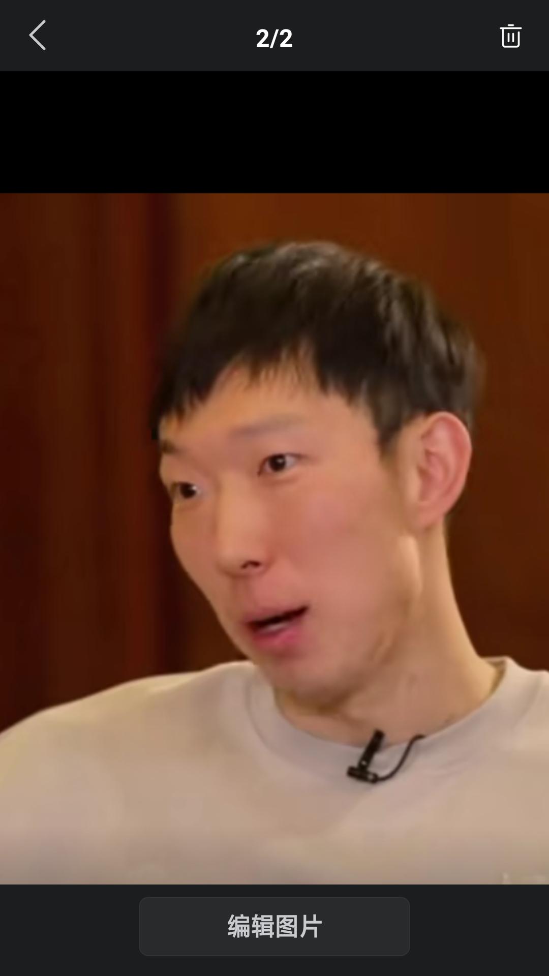 【近日北京北汽核心周琦接受采访时，被问到一支球队有两个老大的兼容问题。】周琦说: