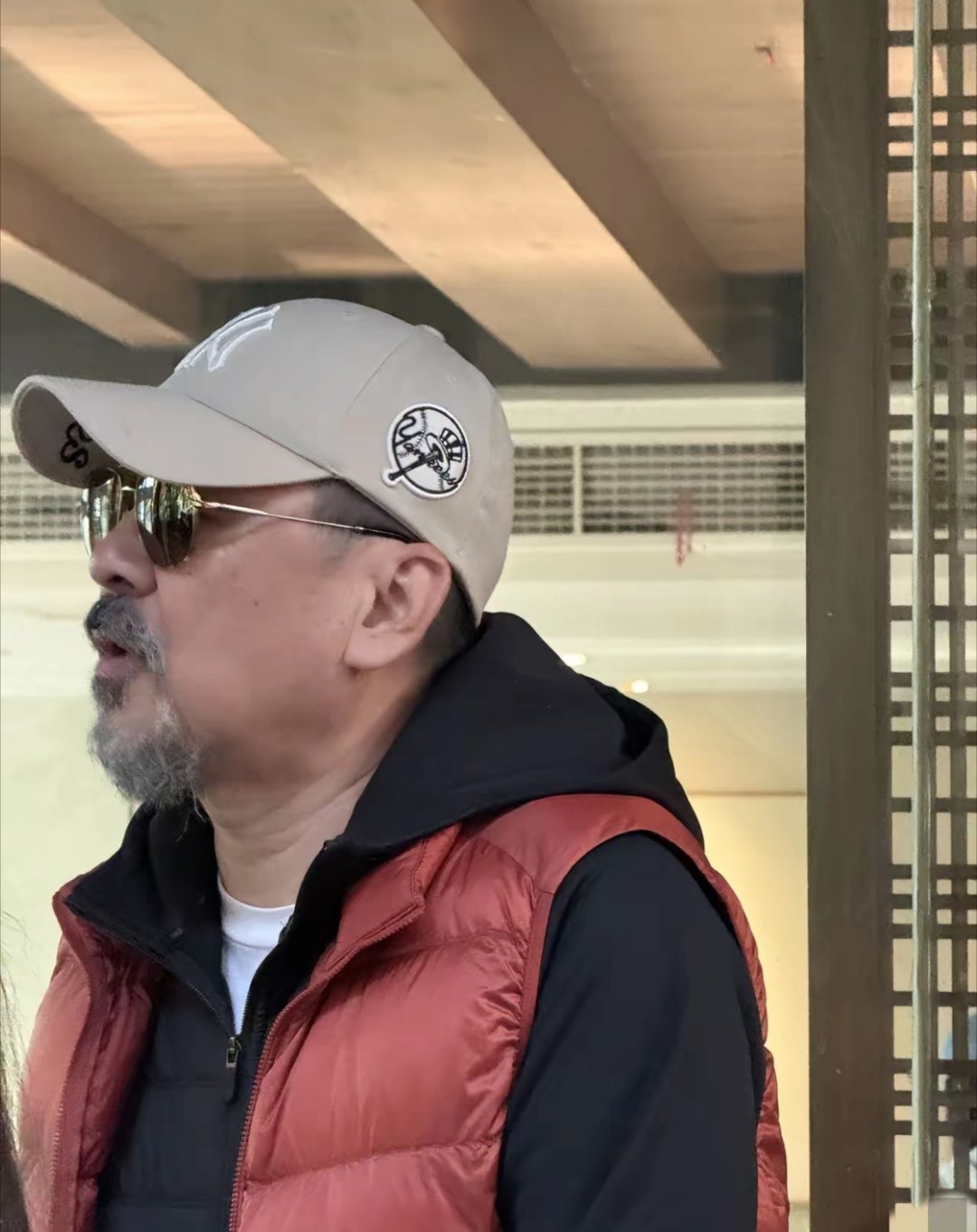 大年初四在重庆偶遇陈建斌和蒋勤勤带着儿子逛街。据悉55岁的陈建斌已连续两年陪老婆