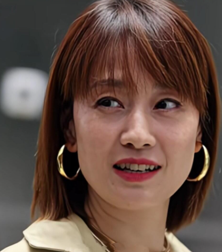 马伊琍真年轻，49岁了脸上不油腻，五官棱角分明，看起来还是那么有气质，很真实，自