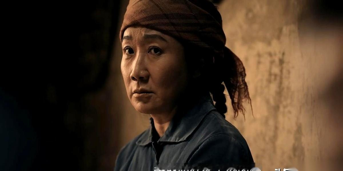 《主角》里最拧巴的，是忆秦娥她妈，胡秀英。她给两个亲闺女起名，一个叫“盼弟”，