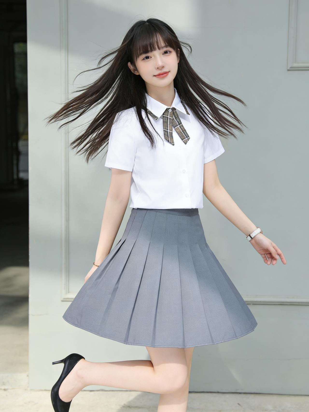 青春洋溢的校园风穿搭，能让甜美少女秒变校园女主。清新校园风。清冷纯欲风，白衬衫配