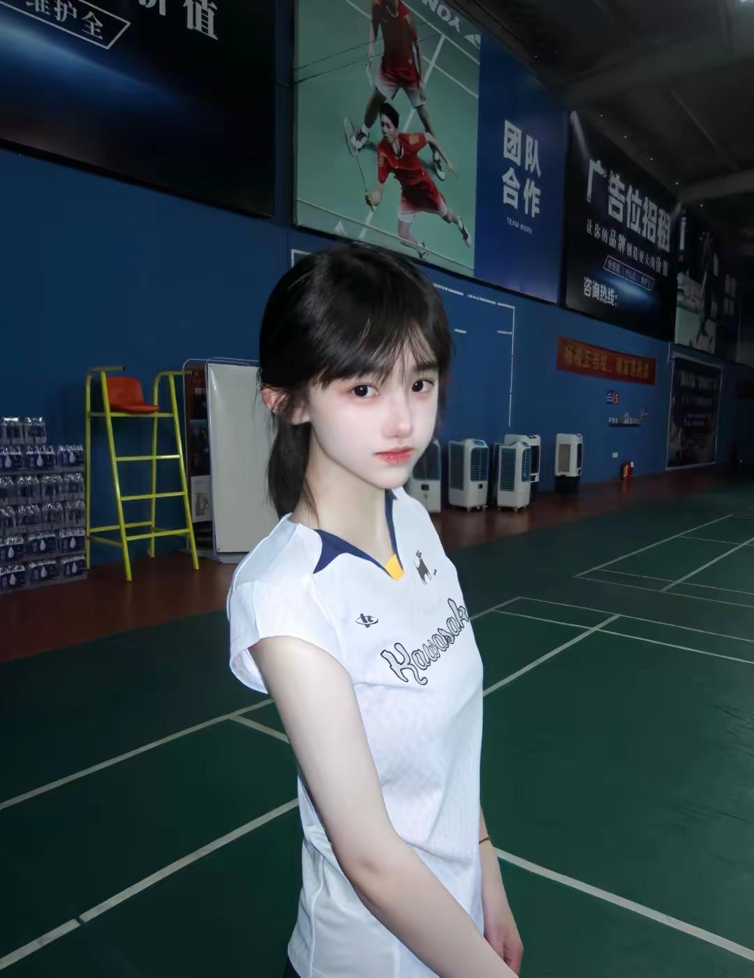 在羽毛球场上，青春与活力并存！人穷不可怕，心穷毁一生。你认同吗练习瑜伽有什么好