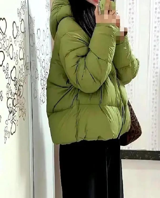 50岁穿工装裤被女儿嫌土昨天买菜，摊主盯着我那条黑色阔腿裤问：阿姨，您这裤