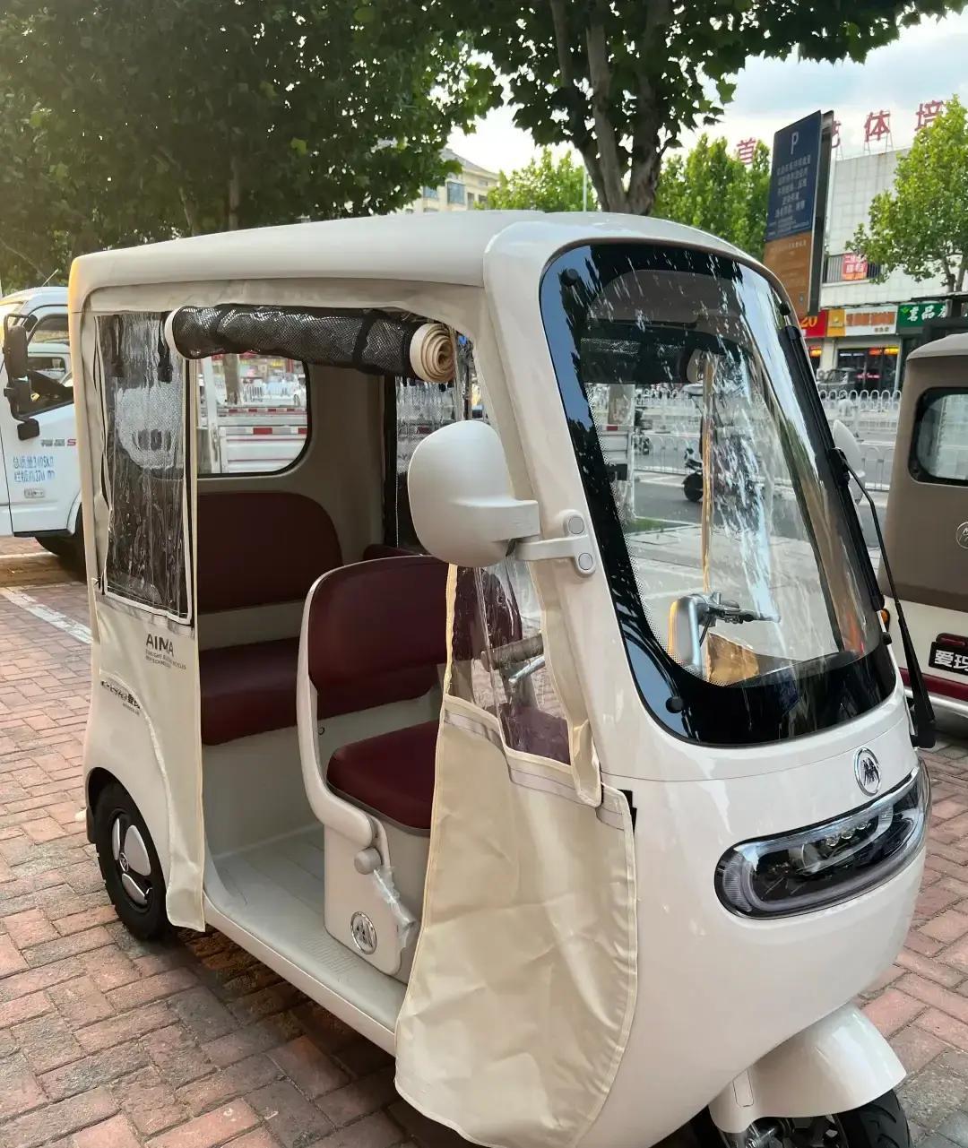 郑州接娃的电动三轮，还是走到了十字路口。一边是“严查严管”的风声鹤唳，一边