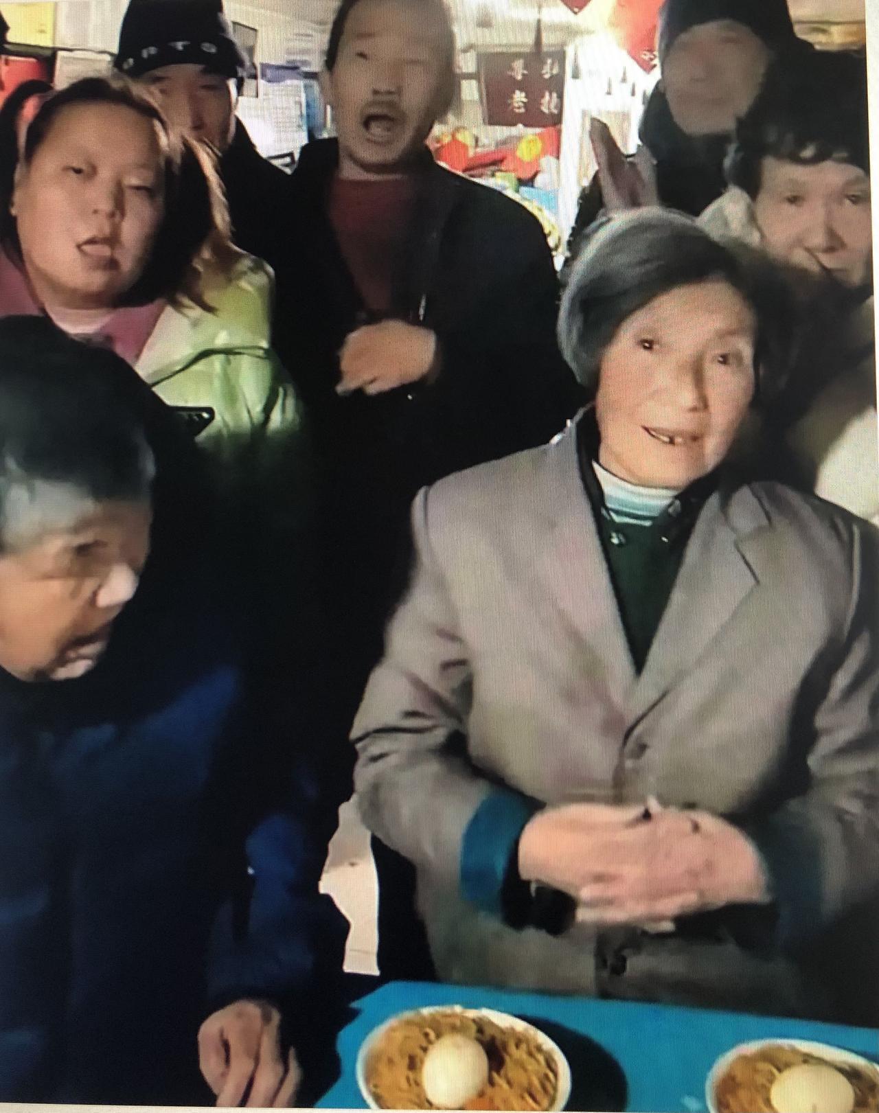 养老院的大餐是方便面和鸡蛋，这不是虐待，这是大爱。2025年12月，哈尔滨德福