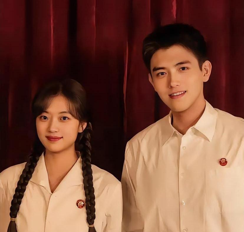 他不是第一眼帅哥，但导演们抢着要他。骨相立体得像刀刻，镜头怼到脸上，每一帧都是