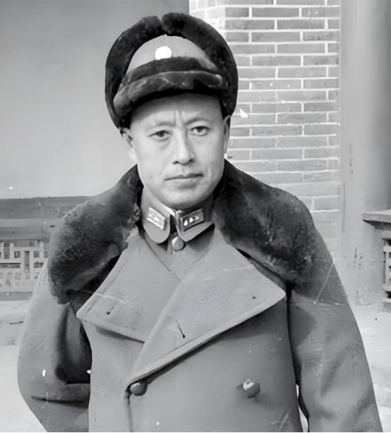 一说起东北军，很多人第一反应是张学良，但少帅被囚后，真正扛起东北军大旗的，其实是