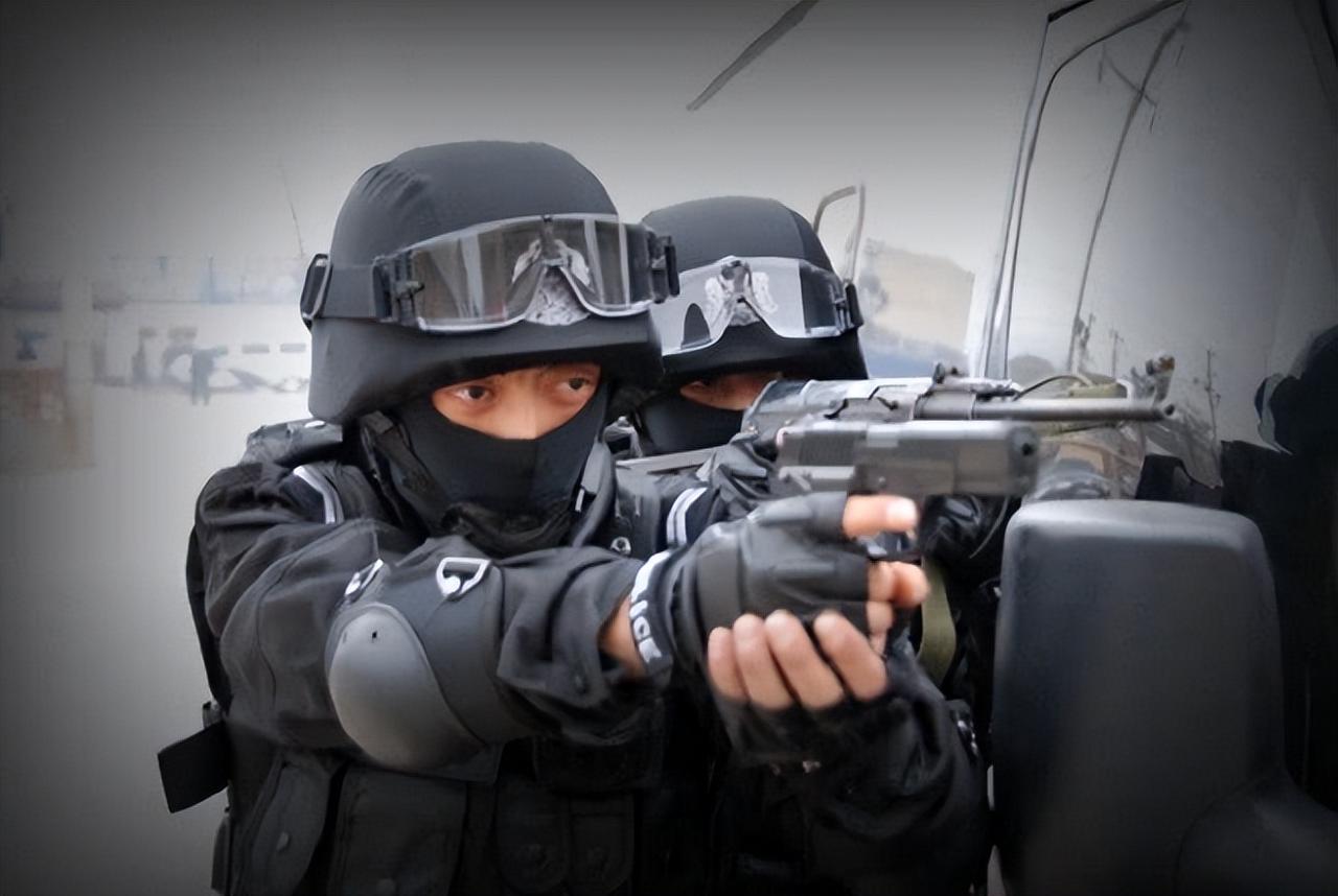 为啥特警要戴面罩，而军队却很少呢？说句不好听的，特警戴面罩是怕被报复，可要是敢找