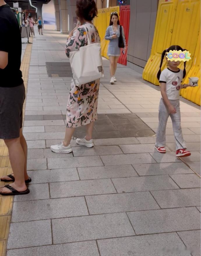 方媛带女儿逛街被偶遇近日网友在香港街头偶遇带女儿出门逛街，母女二人一身简约休闲