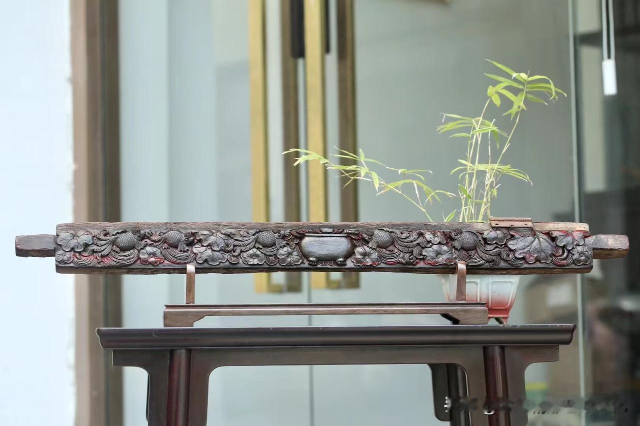 一根镇尺，最难得的不是雕得满，而是繁而不乱。这件小叶紫檀「金玉满堂」，取老料