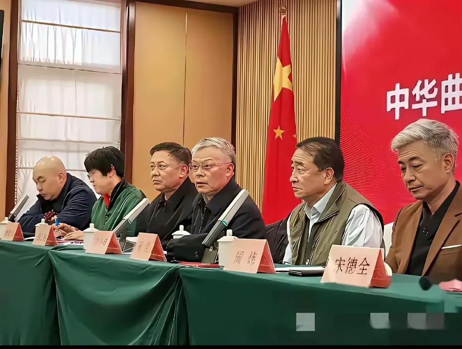 赵本山徒弟程野如今能跟姜昆老师平起平坐了，相当厉害了！12岁学唢呐，16岁学二人