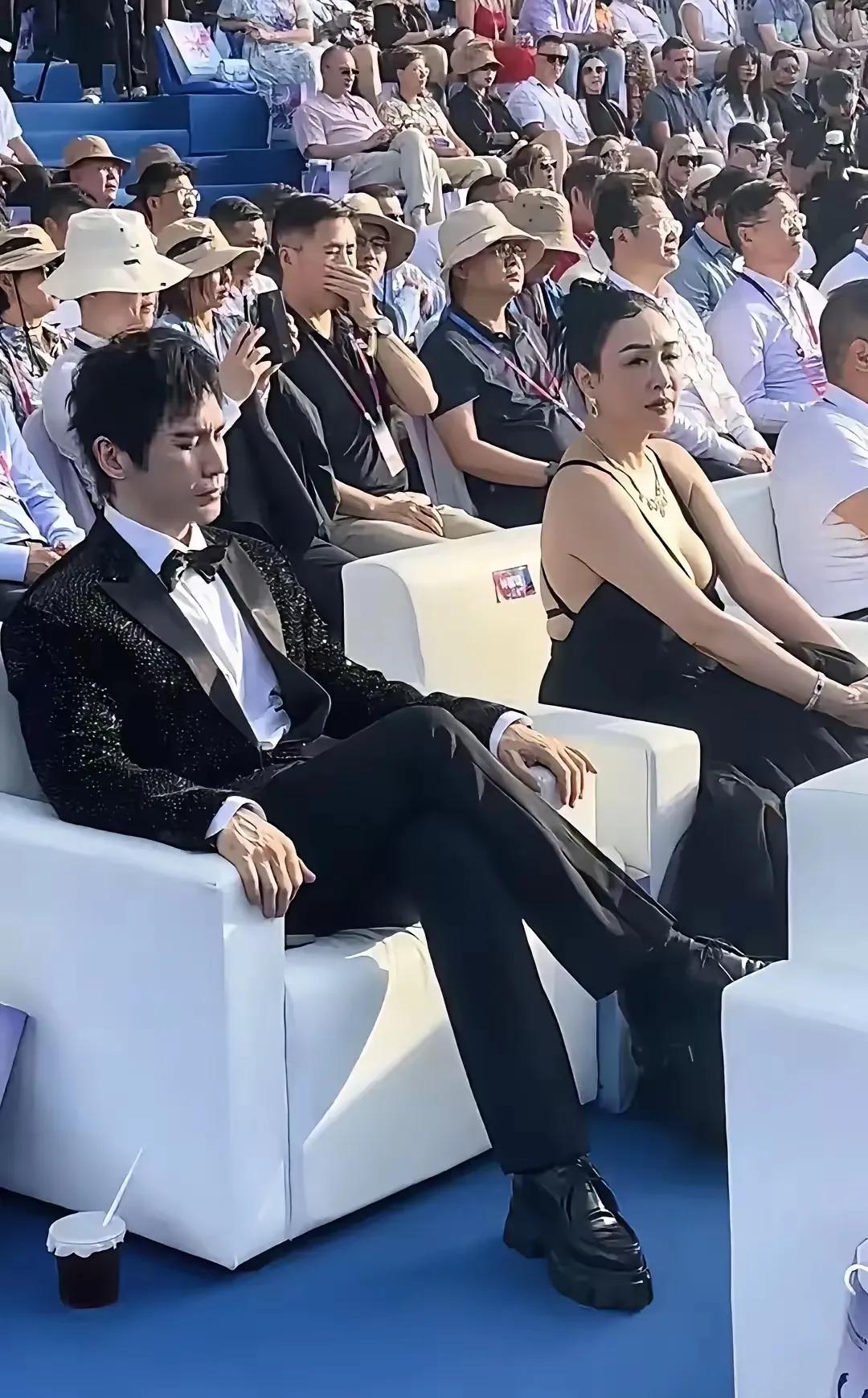 钟丽缇都到可以做外婆的年纪了，怎么穿着还是如此暴露？虽说还是有料的，但是这根本不