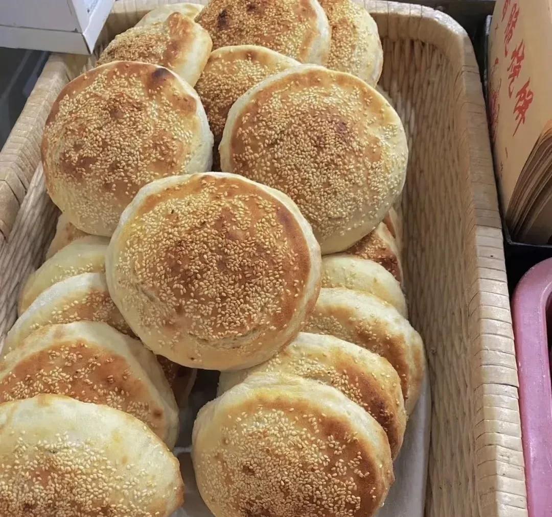 这是一种街头常见的食物，叫烧饼。在河南很多地方，人们喜欢吃烧饼，以前用炭炉子，现
