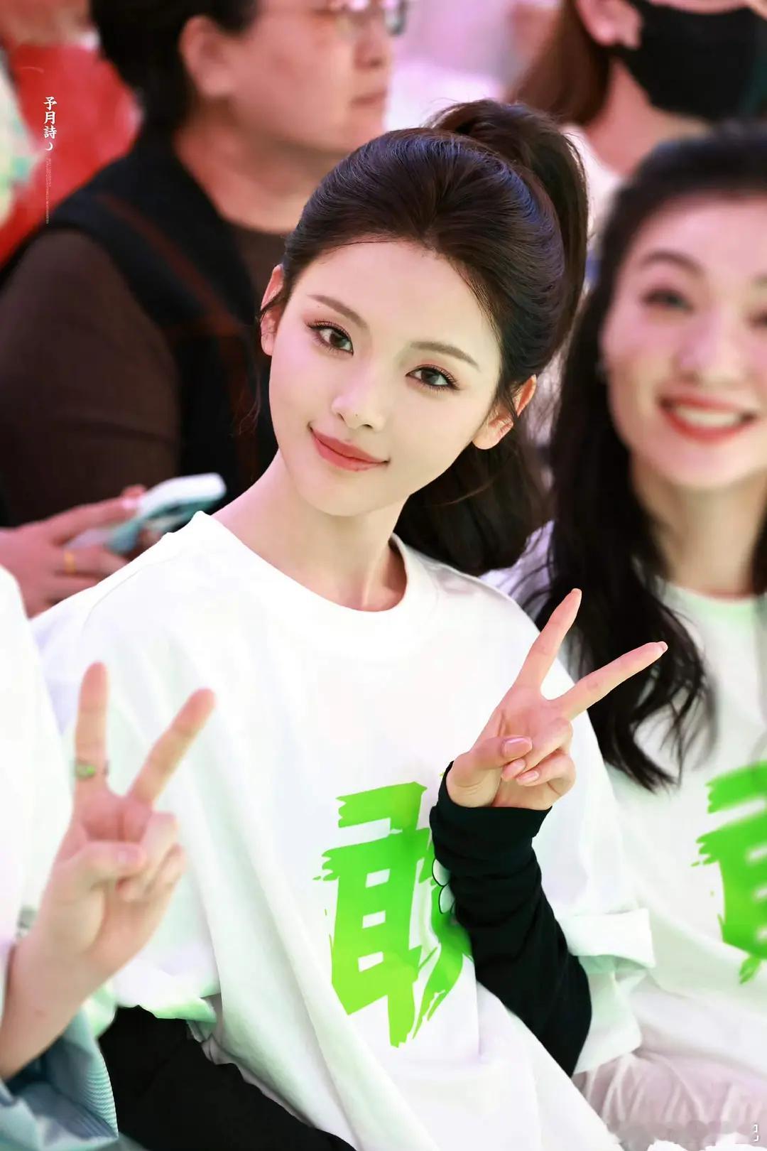 杨超越面相彻底换了！以前土气现在精致，网友：像换了个人