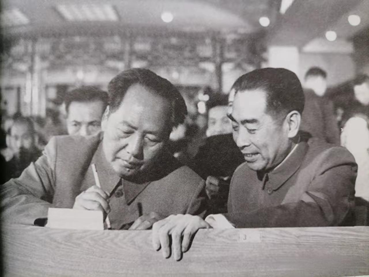 日本前首相田中角荣说过：“在毛泽东面前，周恩来好似一位笨拙的秘书，正在服侍一位出