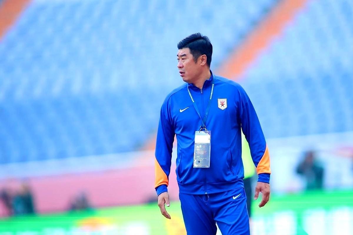 一条来自媒体人徐江的消息，把山东泰山队直接架在了火上。新赛季给本土教练韩鹏定的