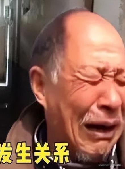 哈尔滨的深夜，60岁保安孙大爷在值班室遭遇了一场“飞来横祸”。一名重达200多斤