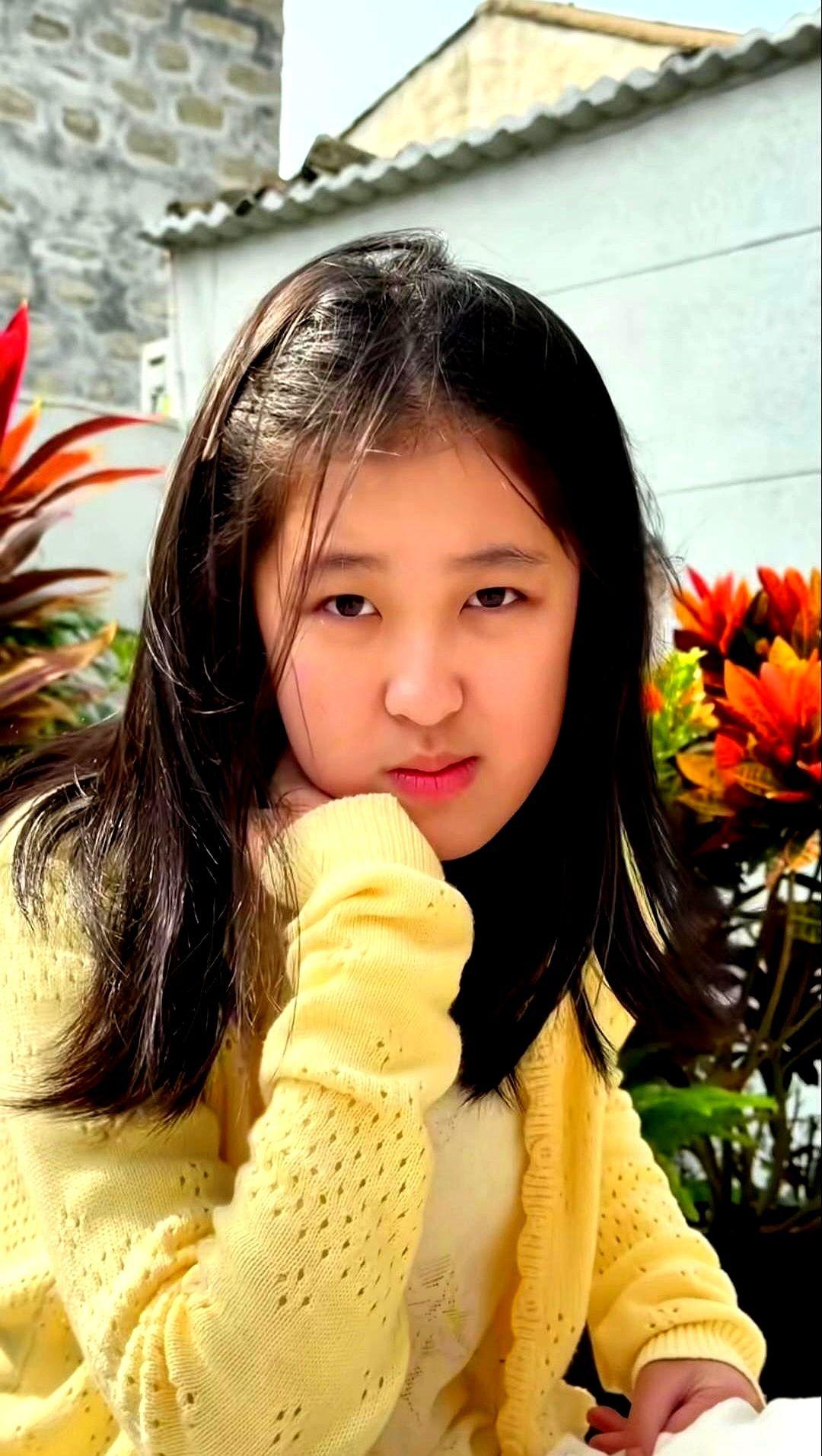 就一直在天上纠结着不汐汐是个自闭症女孩，图片中是现在的汐汐和小时候的汐汐。爸