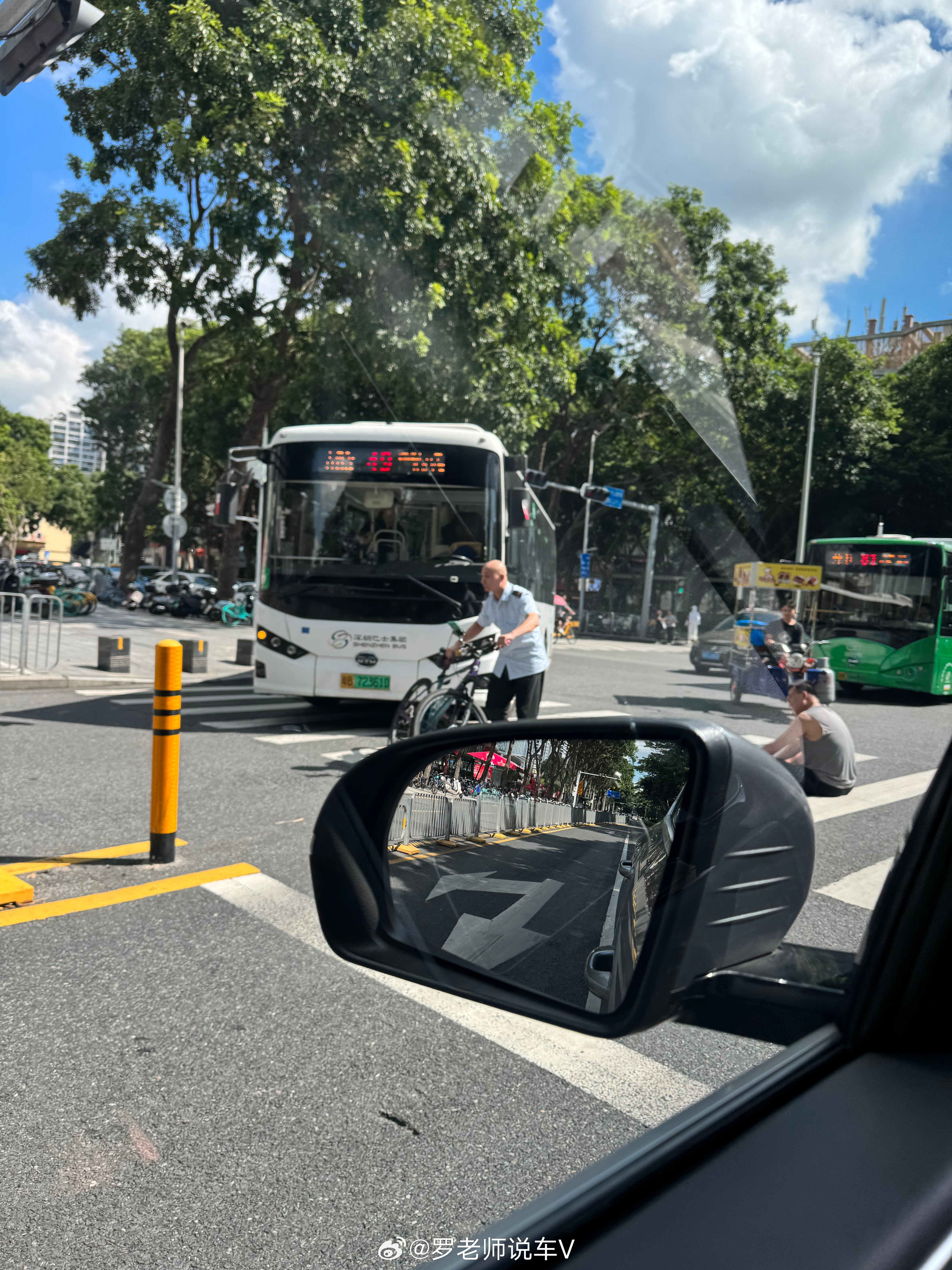 深圳公交似乎撞到了行人，在深圳不应该啊，深圳礼让人这一块，公交做得是最好的，其次
