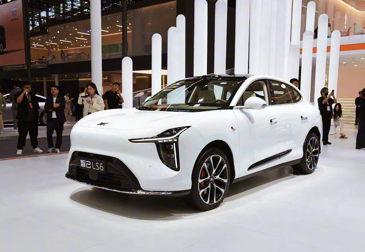 新一代智己LS6实车亮相，增程版800V平台+66度大电池在2025广州车展与