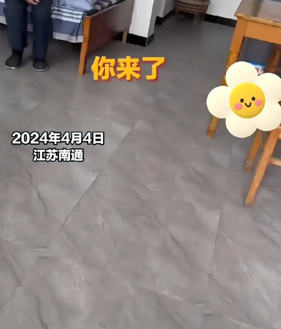 还是有亲人好！女子去敬老院接84岁的大爷爷回家，谁知老人已经收拾好在床边坐着等了