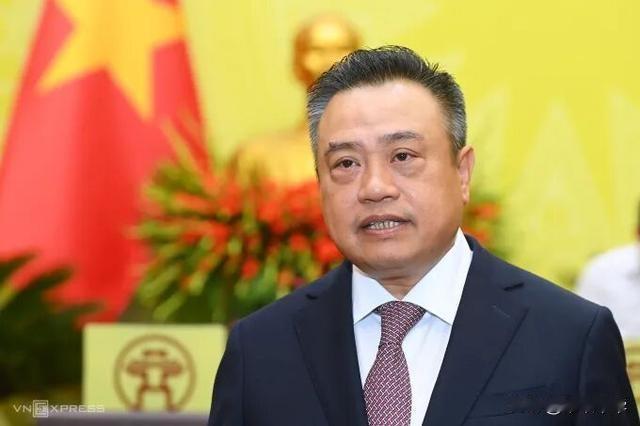 这次人事调整“黑马”当属陈士清，由河内市长直接跳跃至中央纪委主任，中央纪检委是越