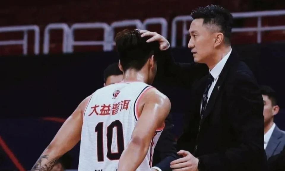 李添荣+袁唐文交换赵睿？最近资深体育媒体透露:上海久事正以新疆恰谈交换赵睿方案