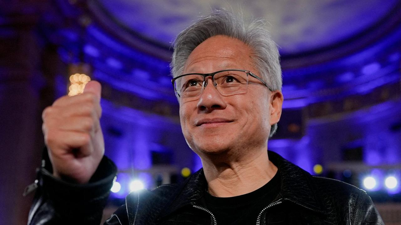 60多岁的老黄献出“社交媒体第一次”，居然是为了给中国AI站台？在全球科技界