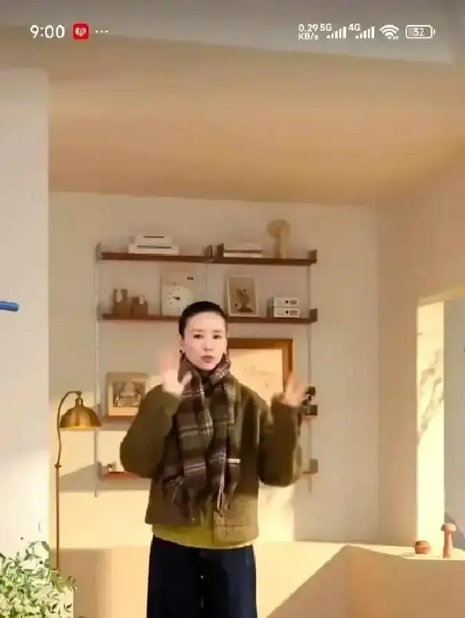 昨晚八点董洁在抖音开卖羊绒大衣，没喊口号没上链接，就一件一件试穿转圈，讲纱线支数