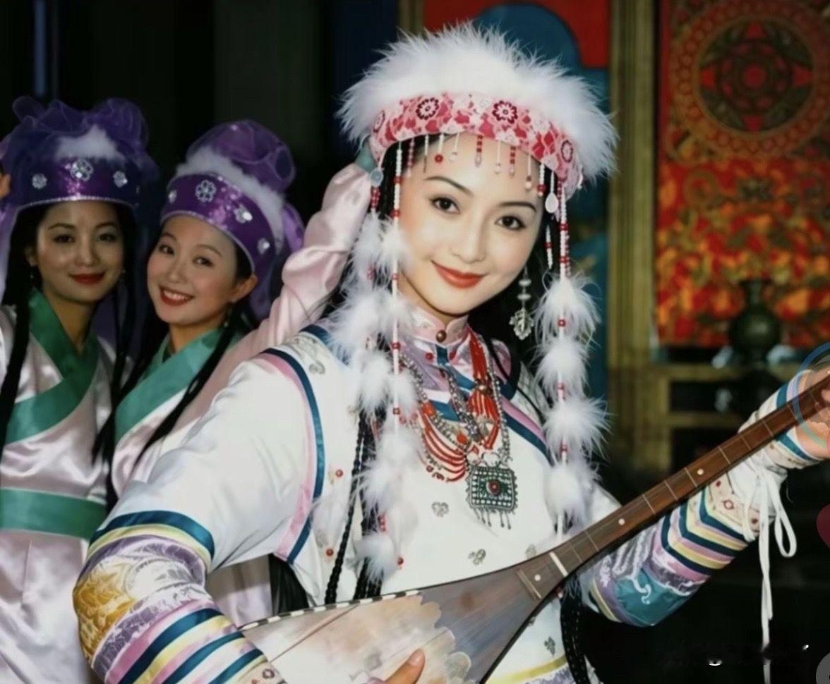 回看老版《还珠格格》，剧中的女演员个个明艳夺目，各有风姿，美得各有千秋。