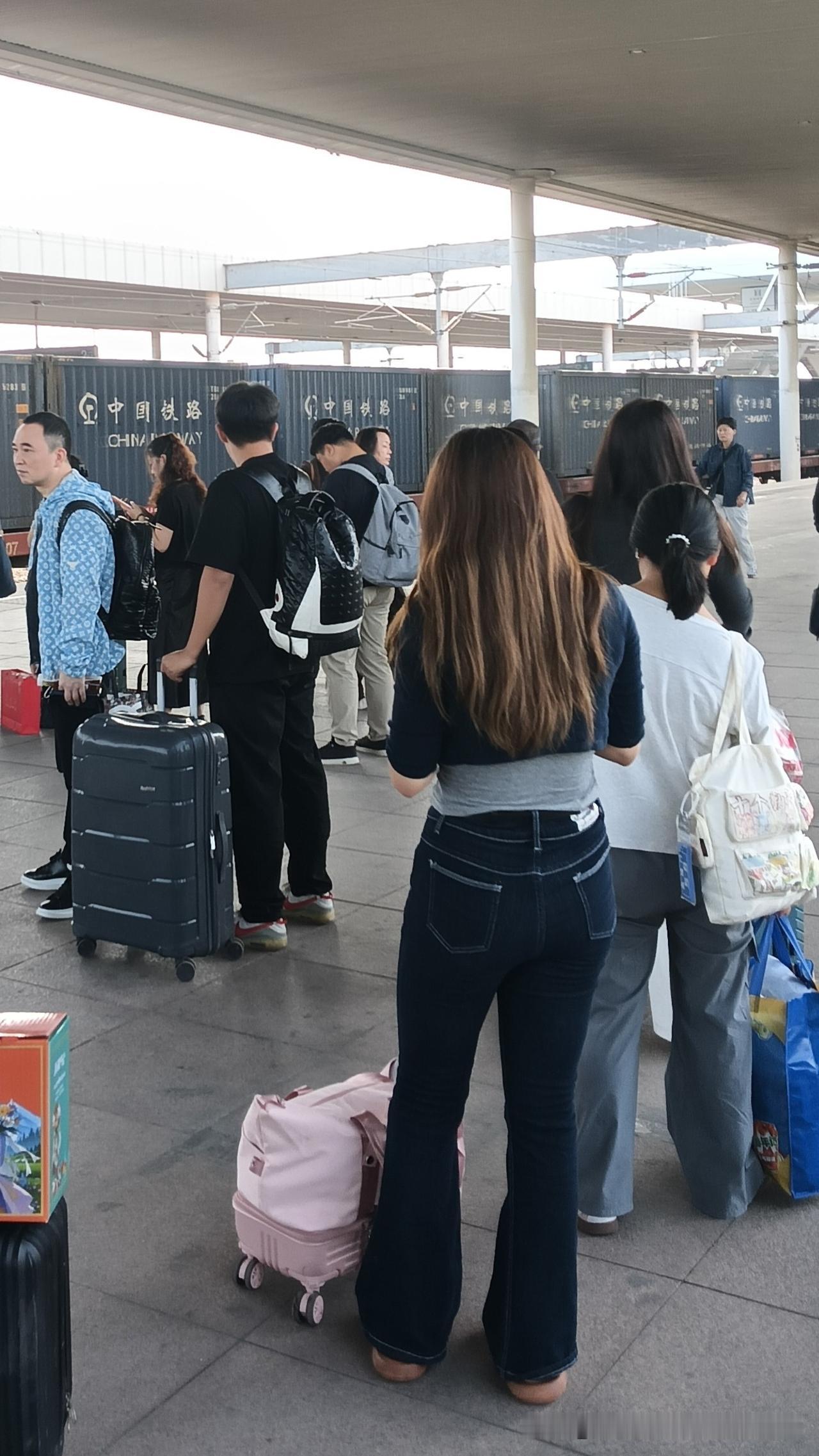火车站偶遇漂亮身材美女！美女好身材，披肩长发，牛仔裤穿搭，真的是好身材，大家觉