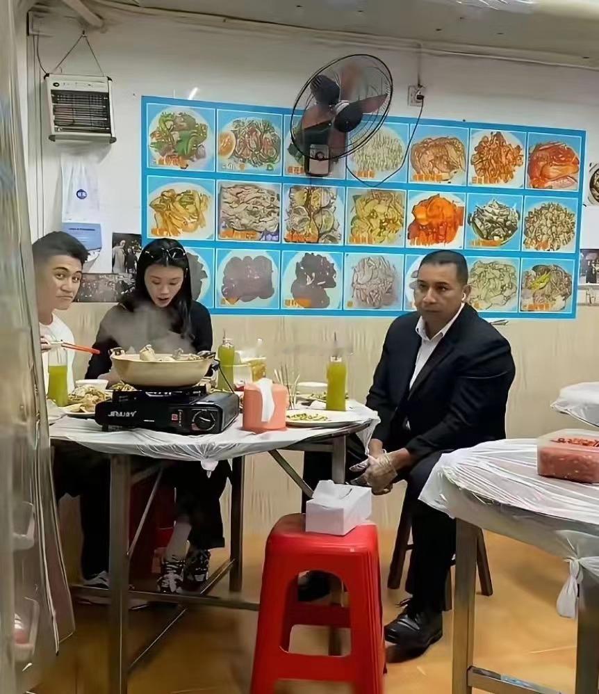 果然，有钱人出门都是带保镖的。
