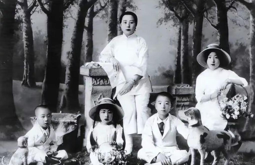 1906年，31岁的张作霖强势娶了18岁的许澍旸。大婚当夜，张作霖搂着许澍旸纤细