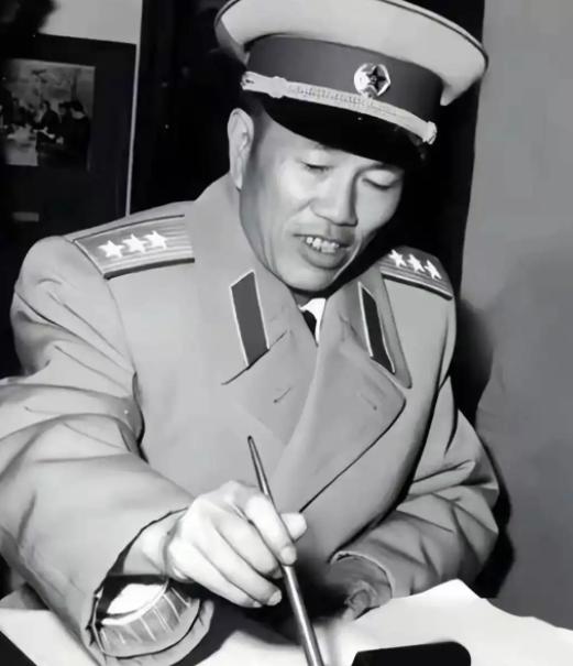 对越反击时，军委让邓华指挥，邓华拒绝道：我不合适，有两个原因。对越自卫反击战动员