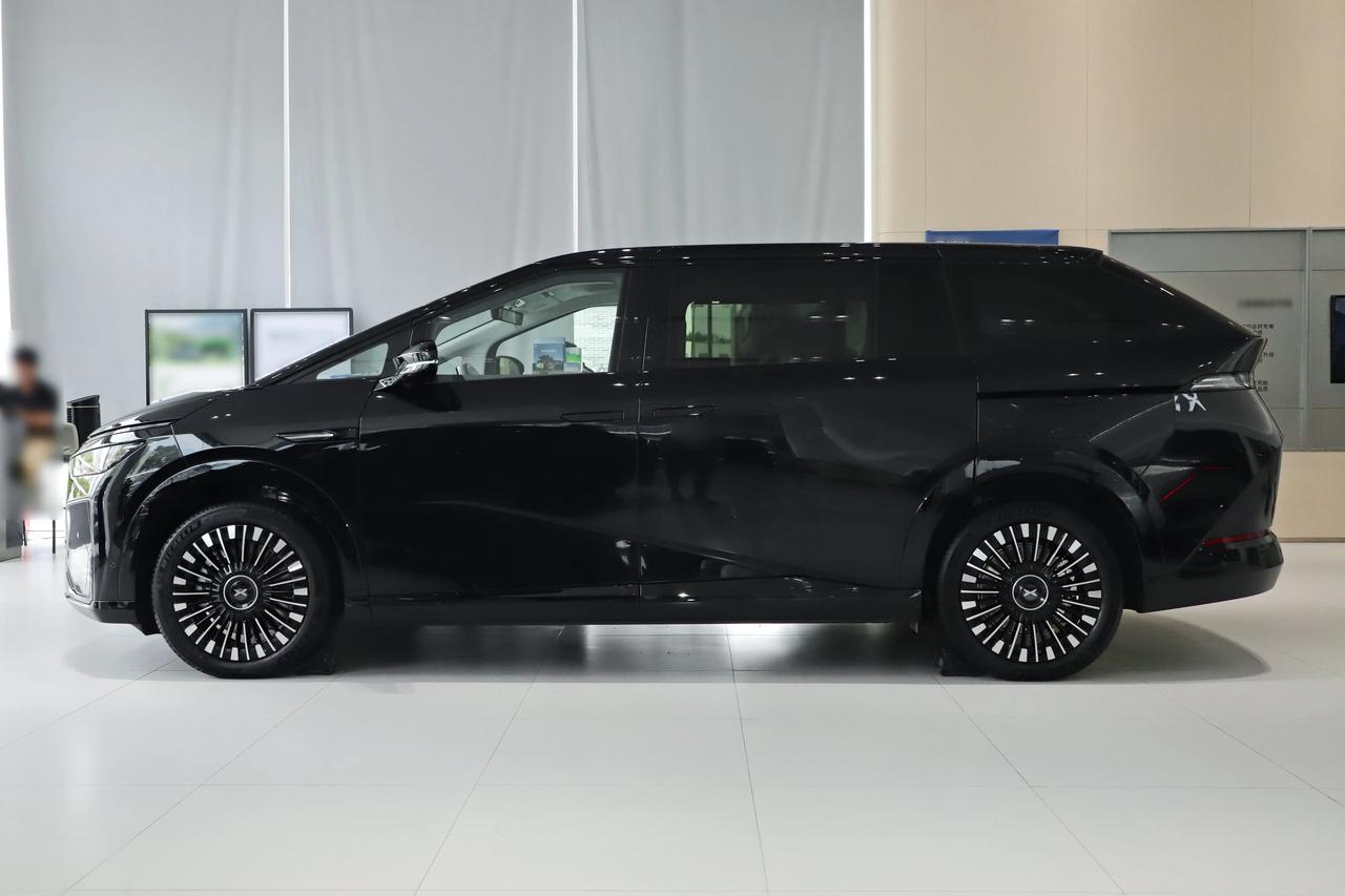 让我没想到，小鹏现在销量这么好，居然第三季度还是亏损的。第三季度亏了3.8亿。之