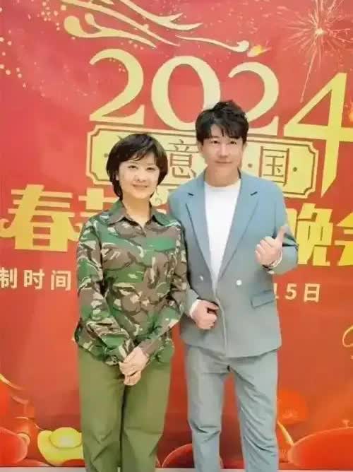 朱琳的身材保持的真好，从照片身后幕布显示的2024年份来看，朱琳年龄已经72岁。