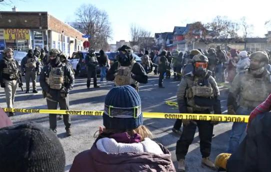 又双开枪了，又双死人了。当地时间1月25日，美国移民局（ICE）的执法人员在