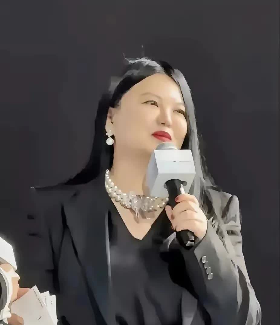 李湘这脸，你看看像不像之前的刘欢？她感觉她现在吃的好喝的好，身体没啥毛病，当年刘