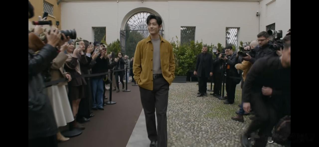 肖战出现在米兰大秀TOD'S现场，这次门外左面一排保镖，右面全部是媒体，给肖战留