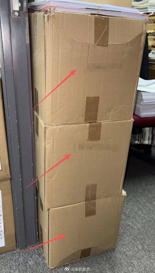 这是香港房产证，一箱20斤。。。香港这方面真的很落后。。。楼契是从1841年