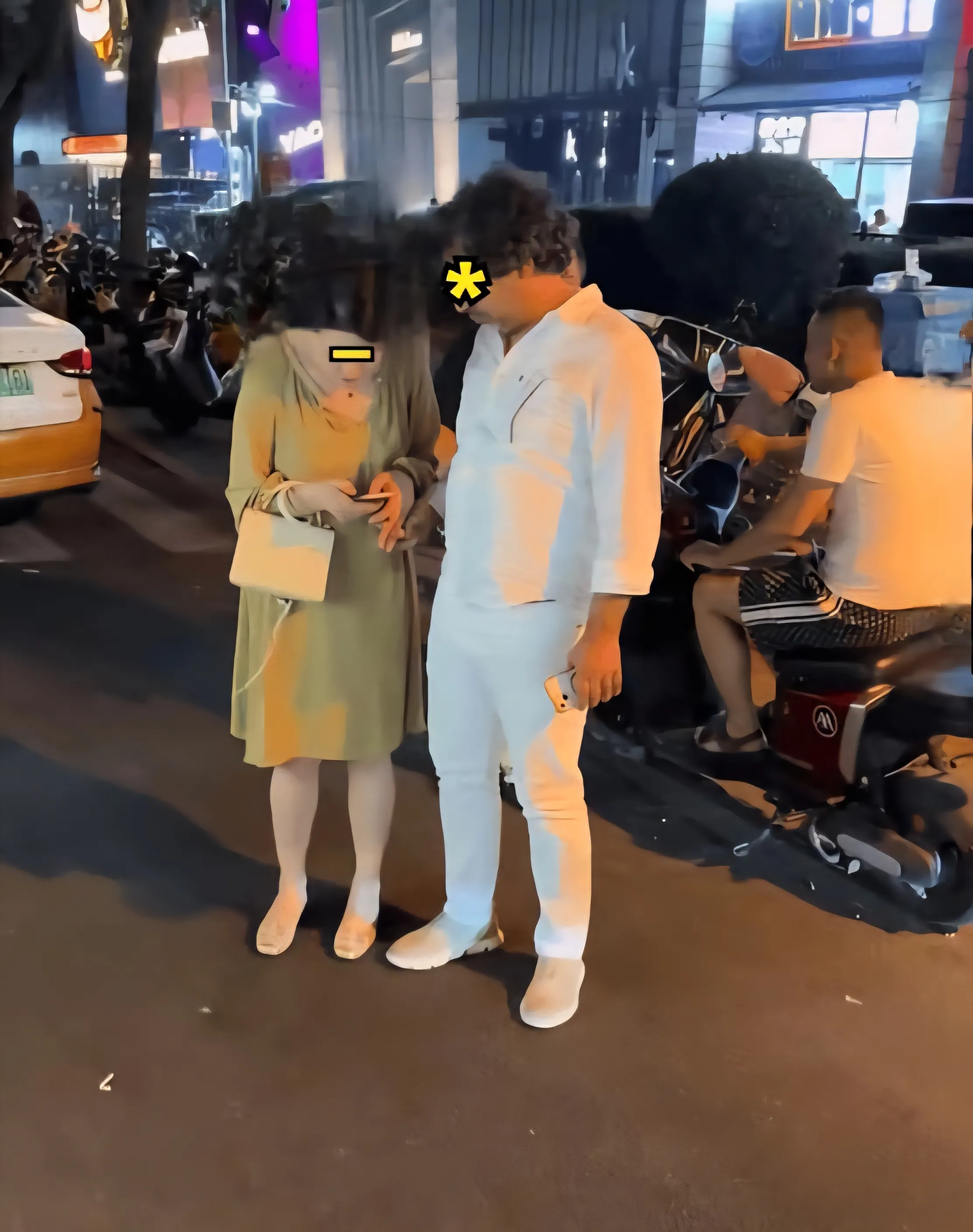 性感少妇深夜约会外国男子，满脸宠溺眼神拉丝，手牵手离开太主动。不知道为什么，有