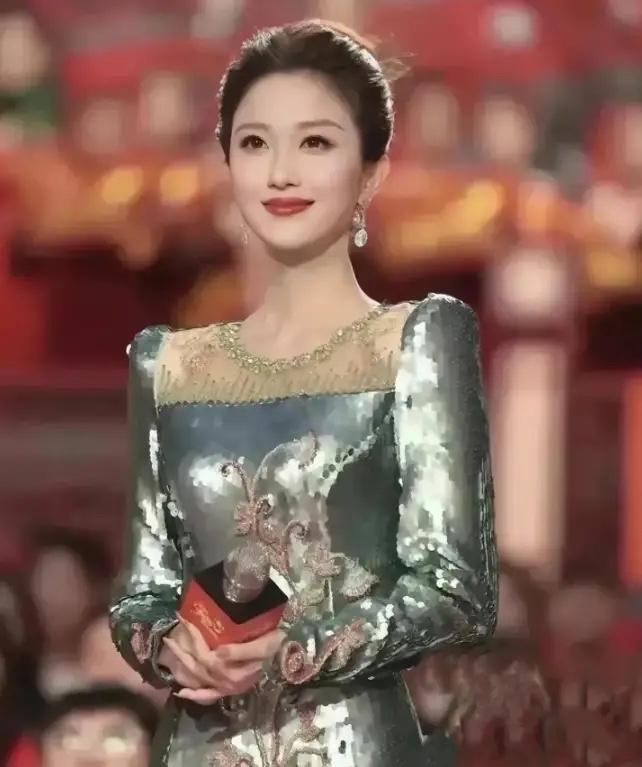 这是央视目前最漂亮的一个年轻主持人，长得确实漂亮，身材高挑又有气质，比周涛和董卿
