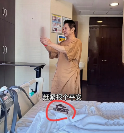 李连杰还是想不明白，做完手术他的手上都戴着佛珠身上穿的也不是病号服，而是僧人