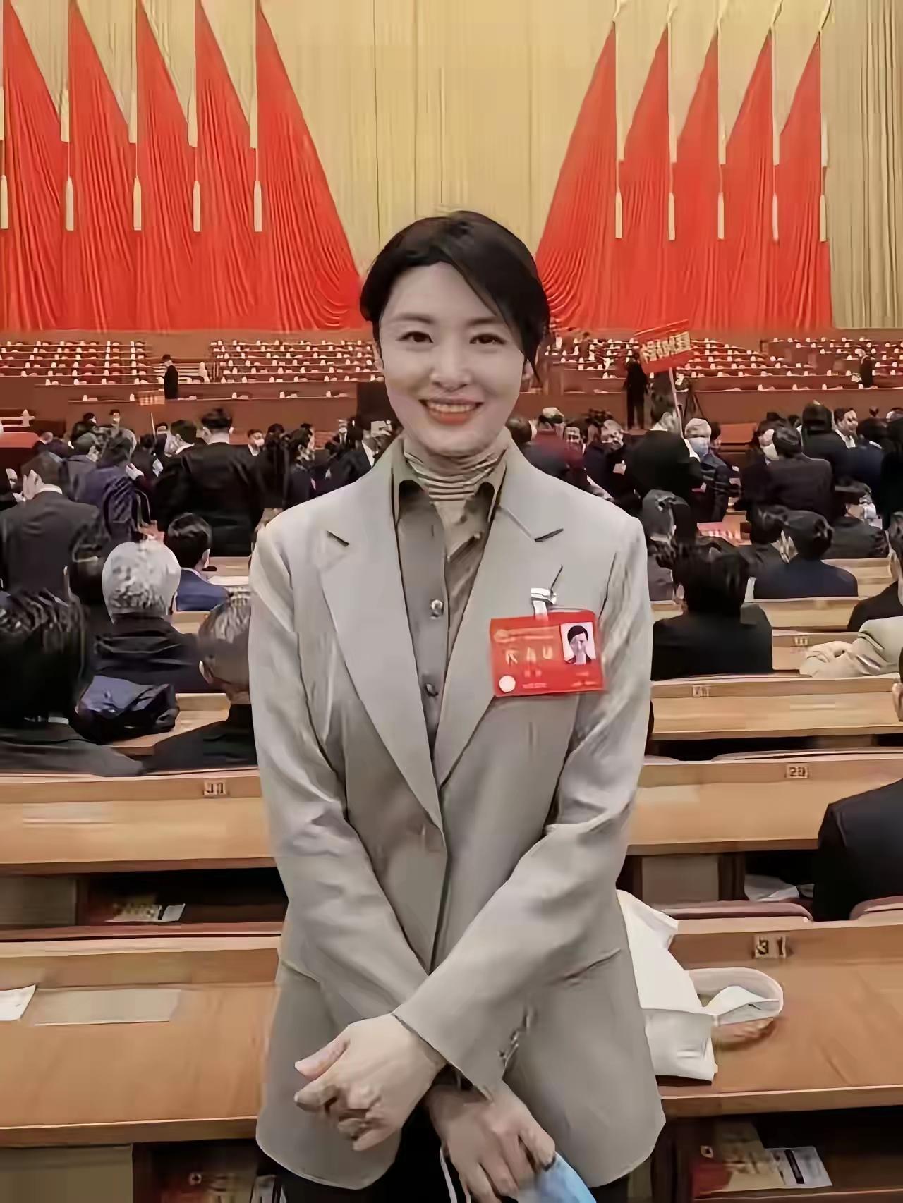 她实在是太美了，太仙了，你们认识她吗？她是央视美女主持人，要颜值有颜值，要样