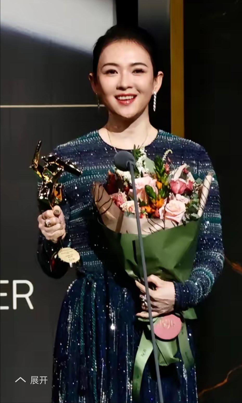 两大美女同台剪彩，章子怡肉眼可见的脸蛋变圆润了，钟楚曦呢？瘦成了一道闪电。47