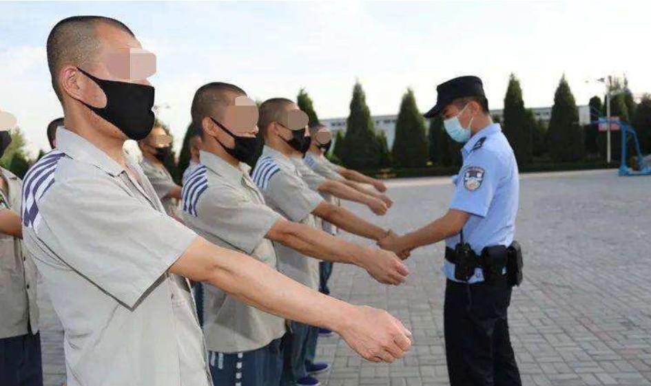 在监狱的时候我们每周改善两次，第一次是周二晚上的包子，第二次是周五晚上的米饭，其