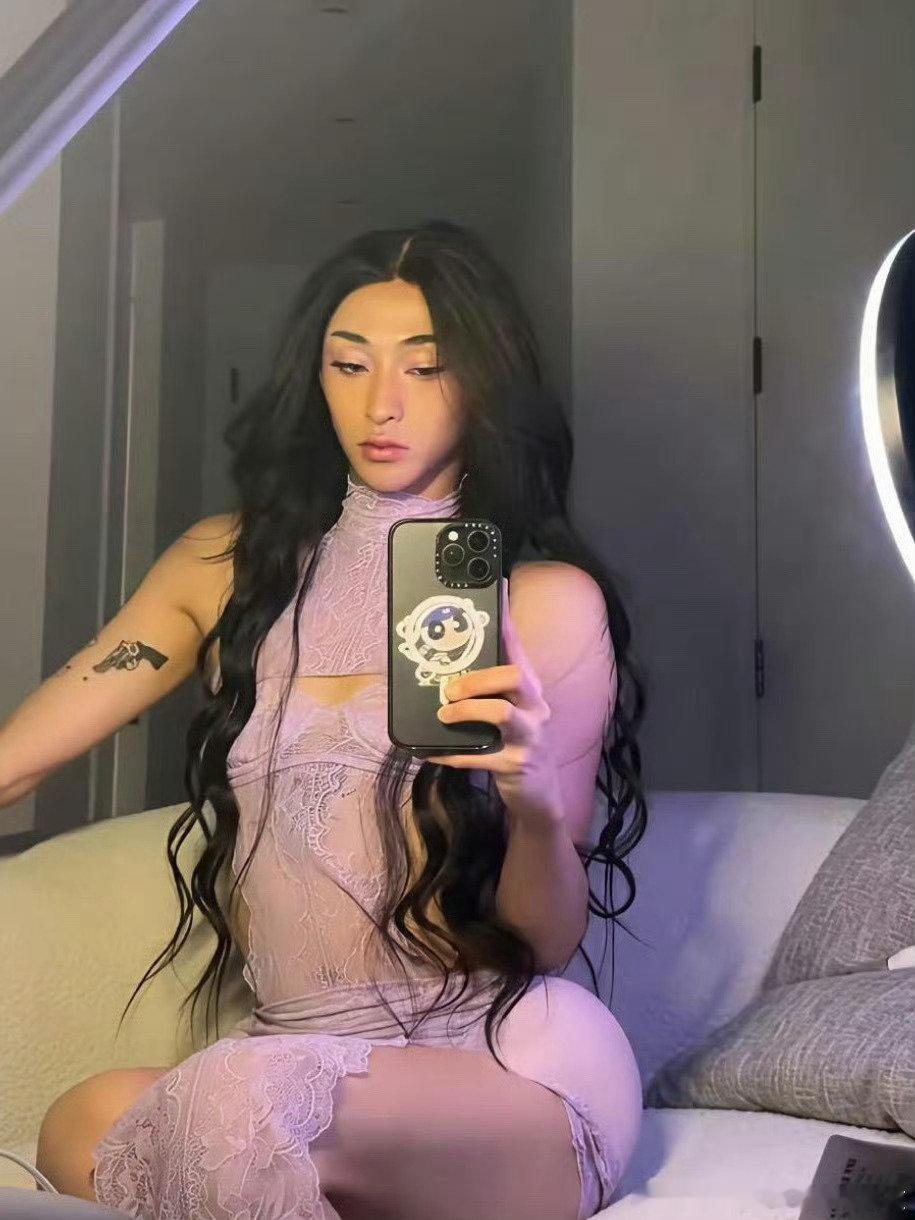 伊能静儿子恩利这样穿还是太有勇气了，好在有个包容的父母可以活出自己想要的样子​​​