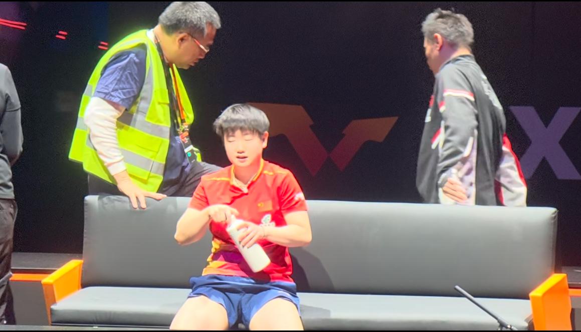 有些人这会还在用她的责任心绑架她，让我唾弃脚肿到鞋都穿不了，她只是无奈的笑笑的