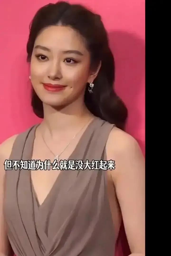 《芳华》过去7年，钟楚曦和苗苗，一个活成了“事业”，一个活成了“家庭”。但真相