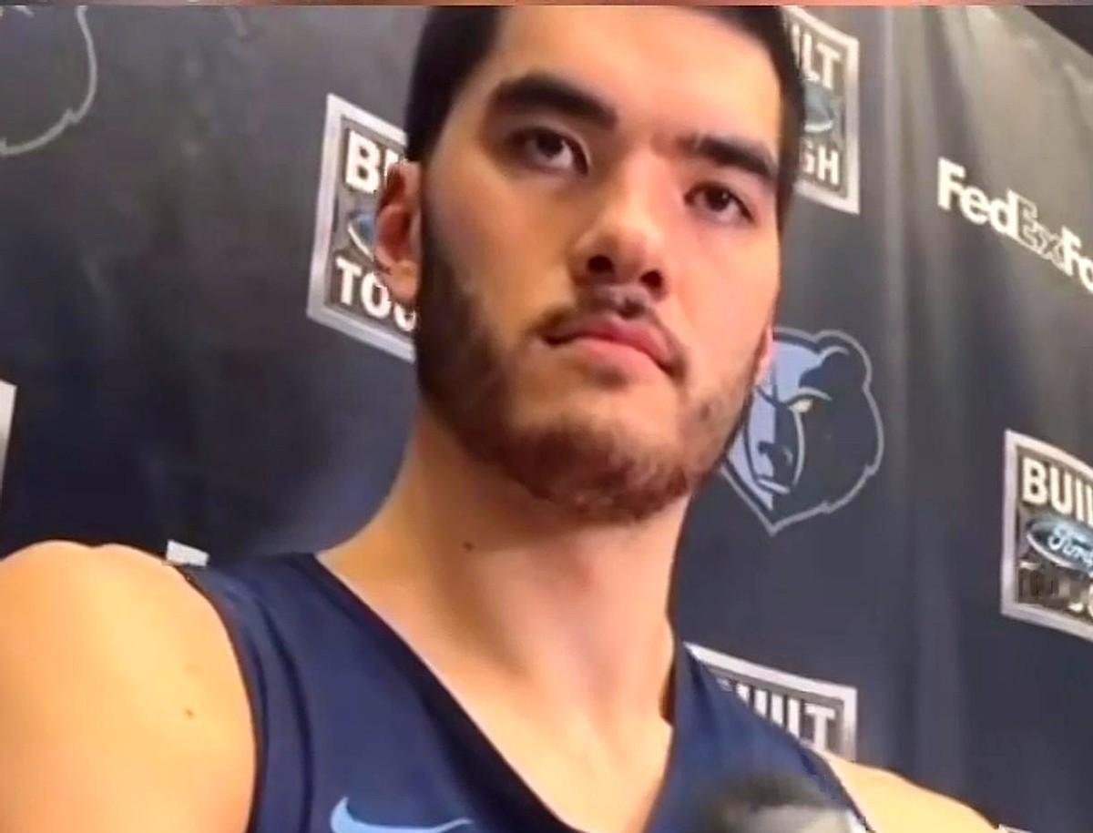 中国篮球最残忍一幕：当我们的天才在CBA渡劫，同齡的混血天才在NCAA稳扎稳打打